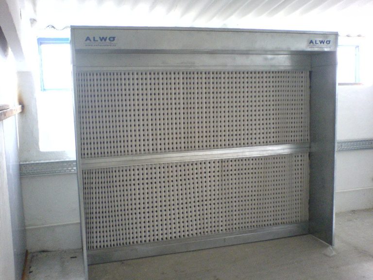 ALWO V dry-filter extraction wall installed in a production area