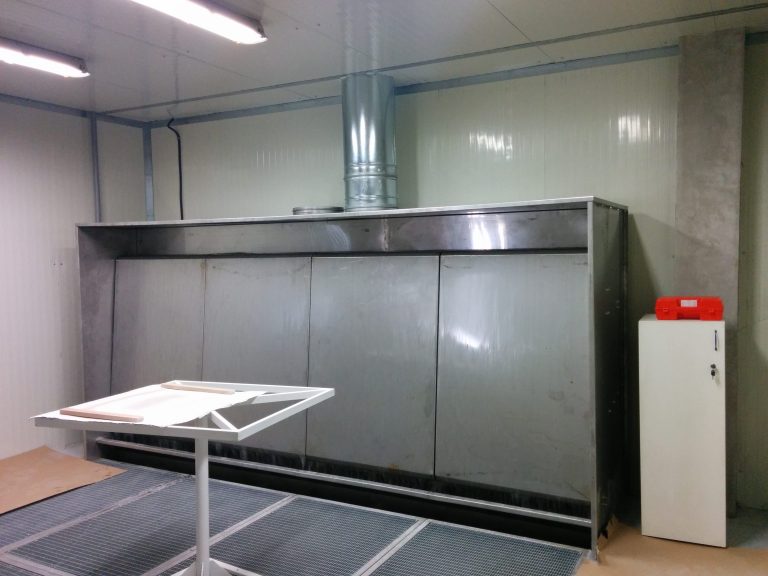 Water-curtain extraction wall and grated floor inside an ALWO enclosure