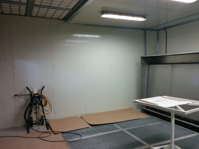 ALWO spraying zone with wet extraction wall and spray equipment