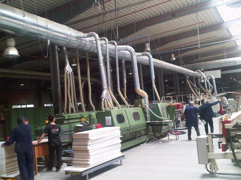 Instalație industrială ALWO cu rețea de tubulatură pentru ventilație și exhaustare