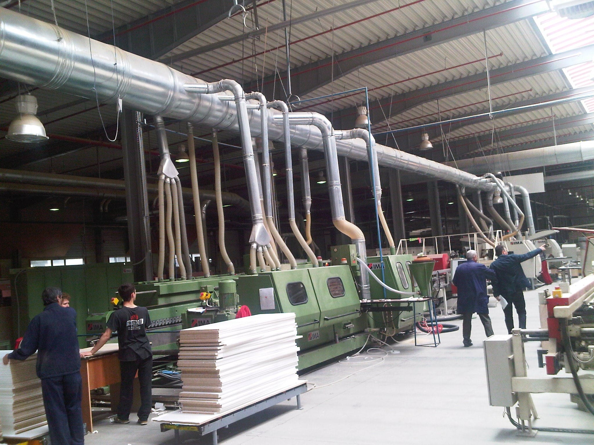 Instalație industrială ALWO cu rețea de tubulatură pentru ventilație și exhaustare