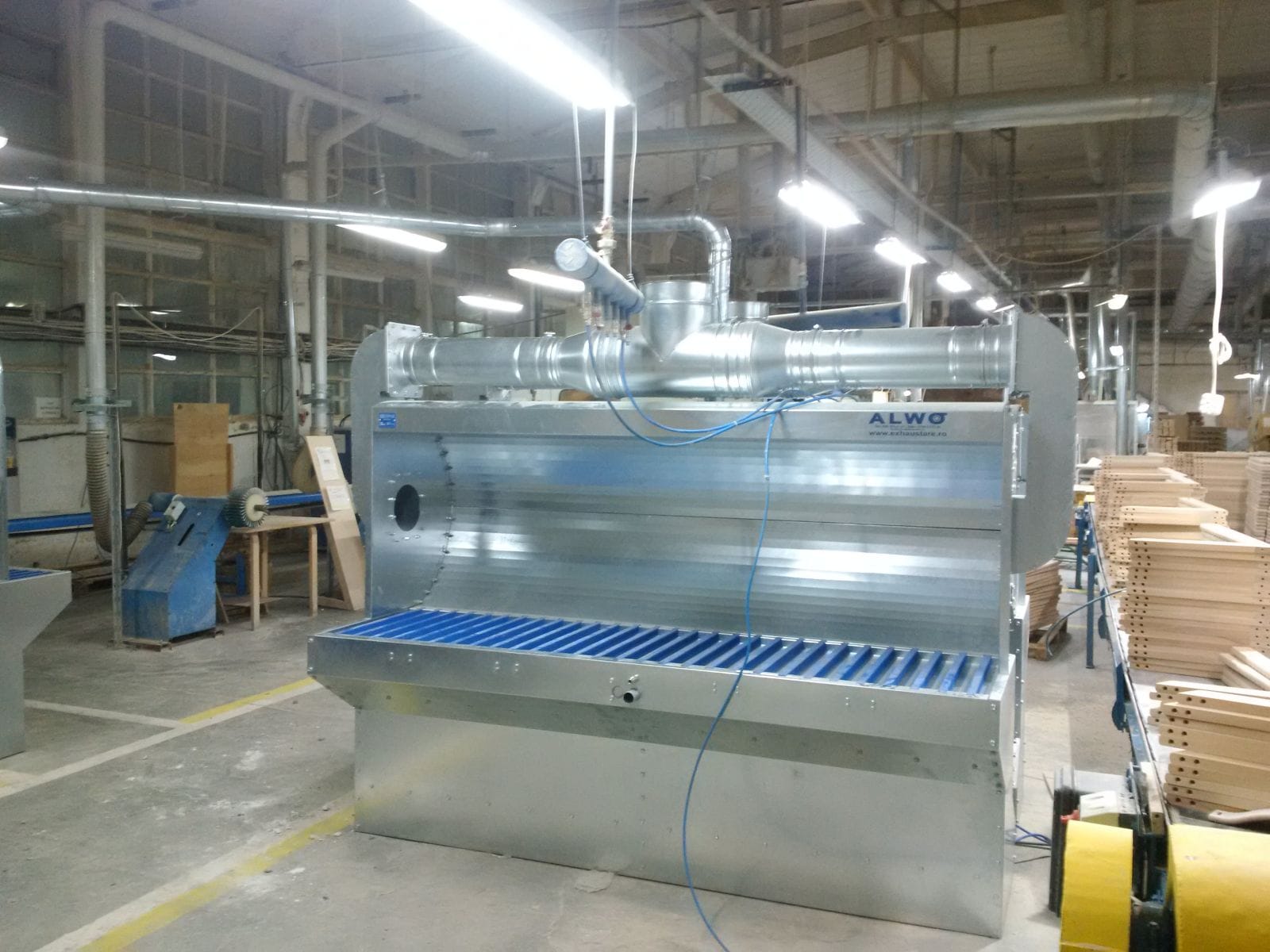 ALWO BA sanding suction bench connected to external filtration