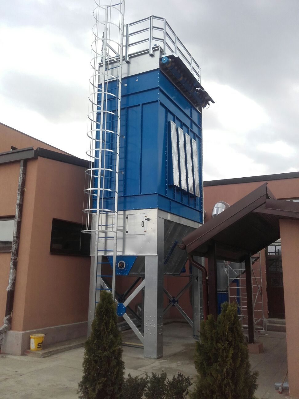 ALWO SFPJ baghouse installed next to an industrial building